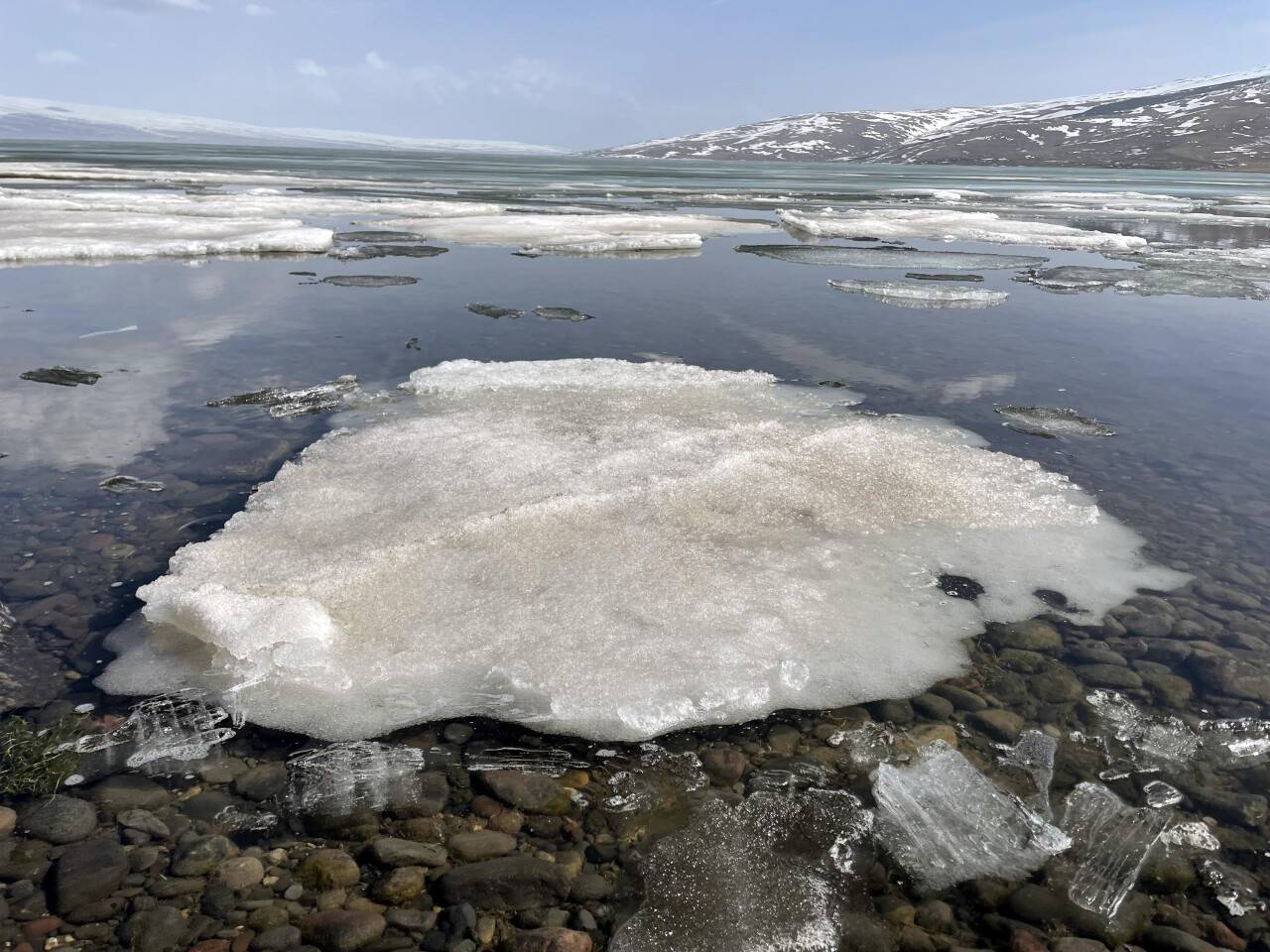 aa-20220411-27535200-27535195-cildir-golunu-kaplayan-buz-tabakasi-erimeye-basladi.jpg