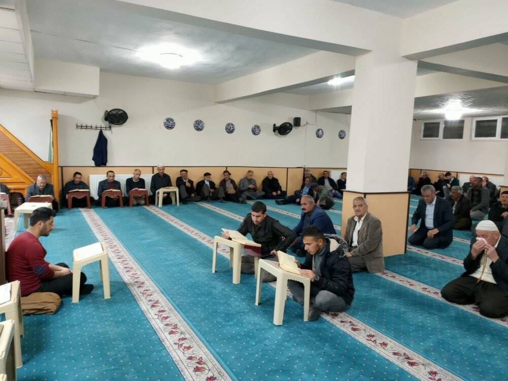 Cami cemaatinden küçük hafızlara büyük ilgi