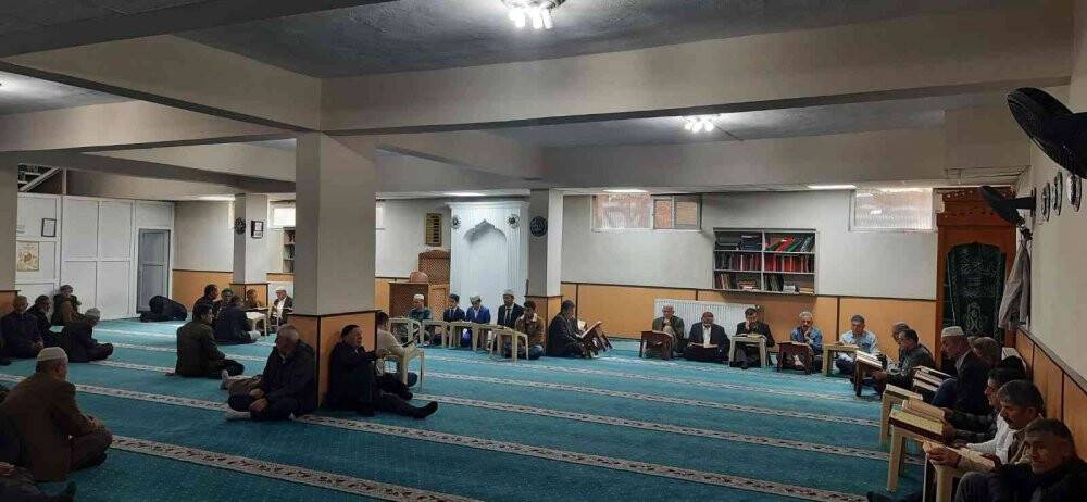 Cami cemaatinden küçük hafızlara büyük ilgi