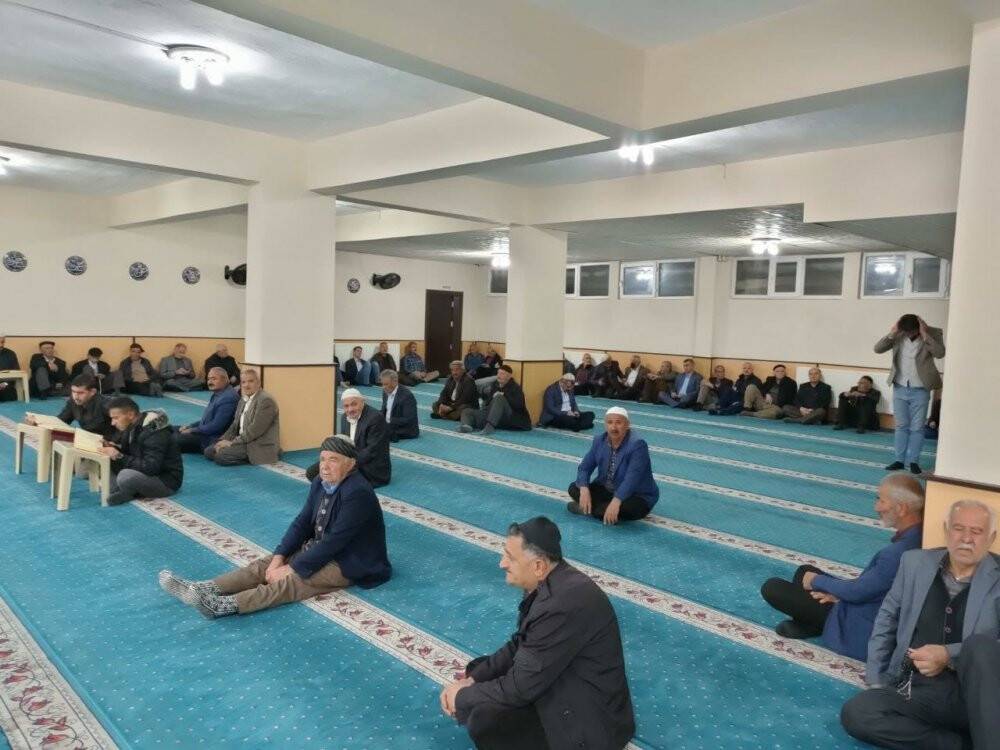 Cami cemaatinden küçük hafızlara büyük ilgi