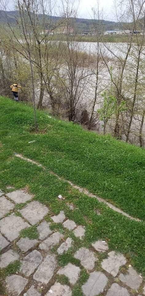 Nehre atlayan kadını ekipler kurtardı