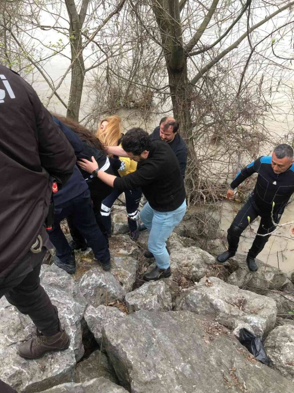Nehre atlayan kadını ekipler kurtardı