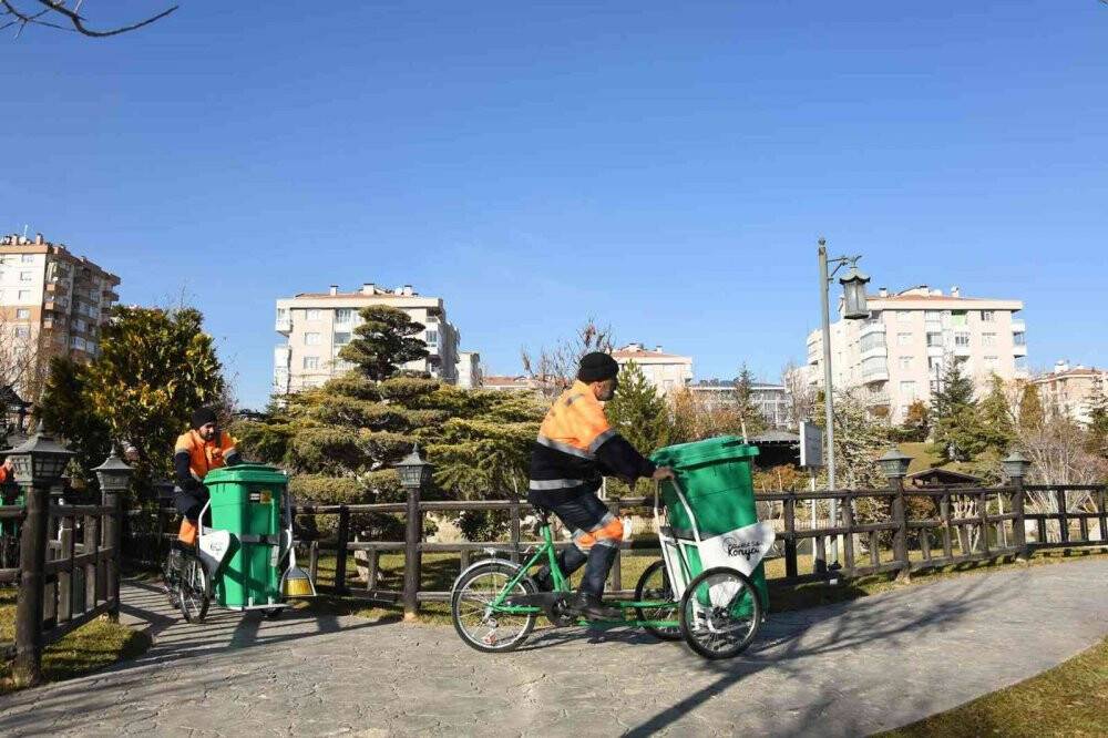 Temizlik ekipleri çevre temizlik bisikletleri kullanıyor