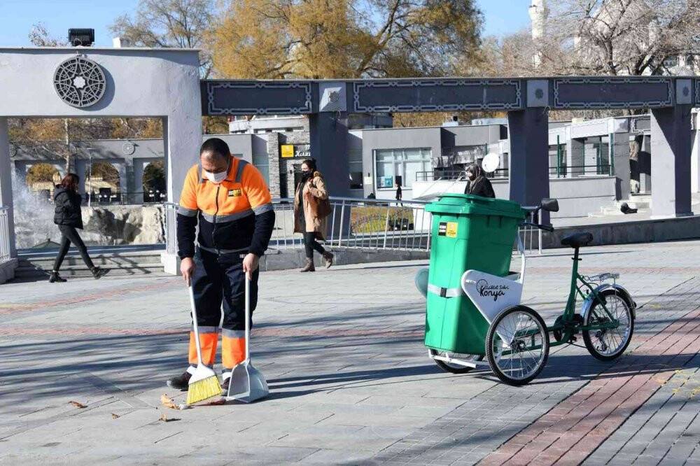 Temizlik ekipleri çevre temizlik bisikletleri kullanıyor