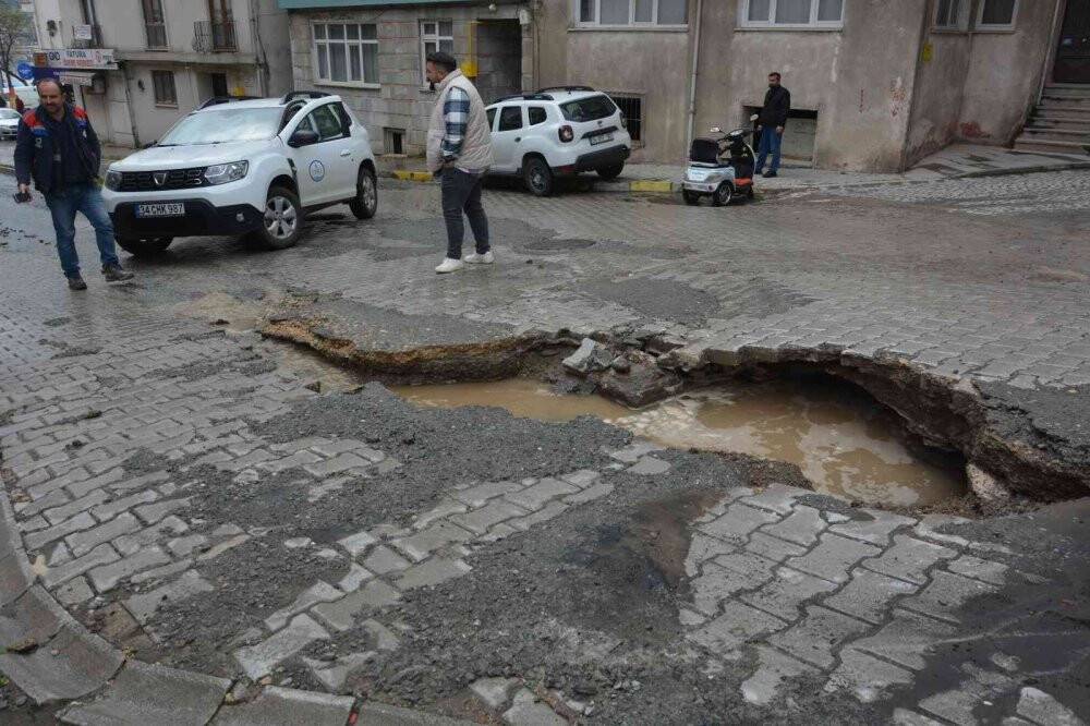 Açık unutulan şebeke borusu caddeyi göle çevirdi