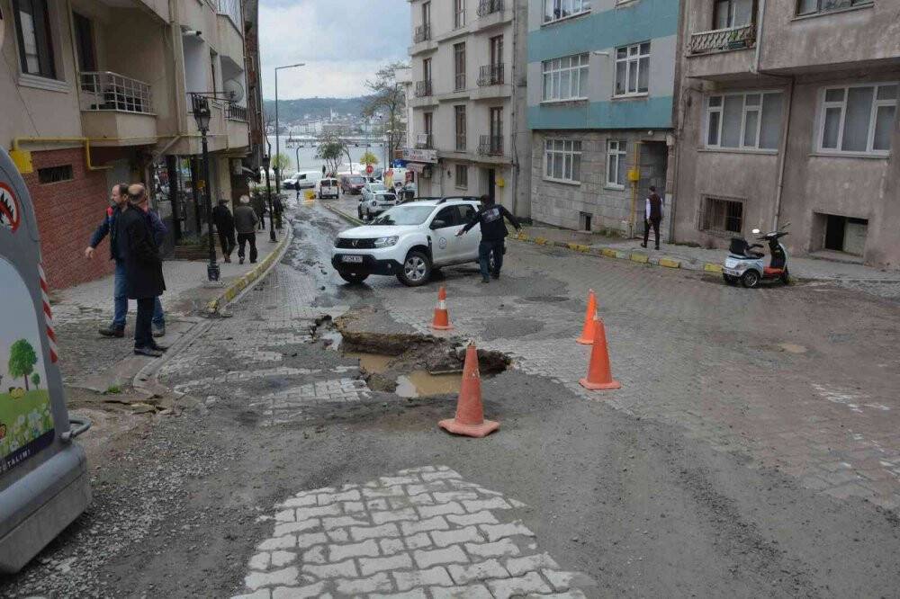 Açık unutulan şebeke borusu caddeyi göle çevirdi
