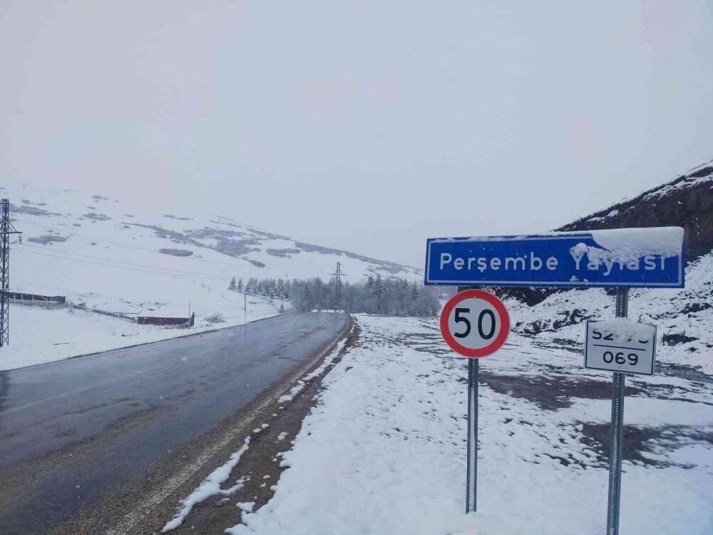 Bin 500 rakımlı yaylada kar güzelliği