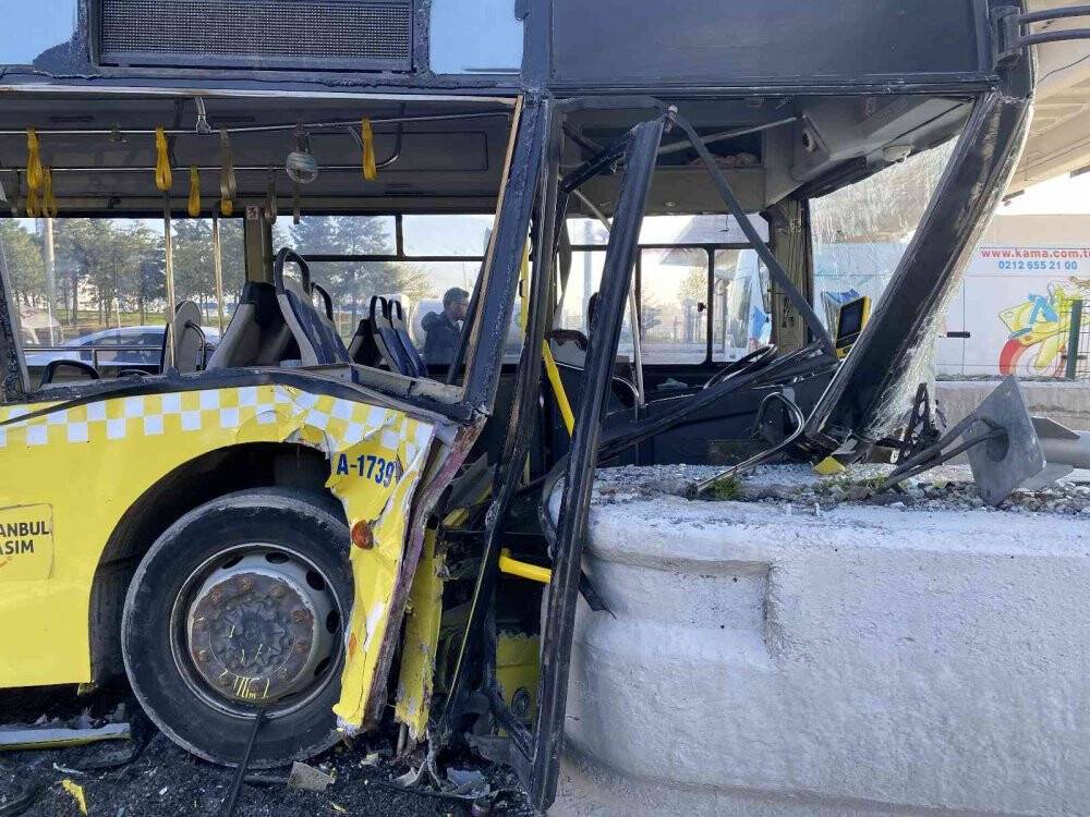 İETT otobüsü gişe betonlarına çarptı