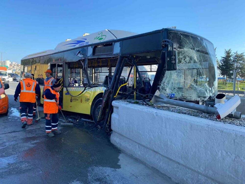 İETT otobüsü gişe betonlarına çarptı