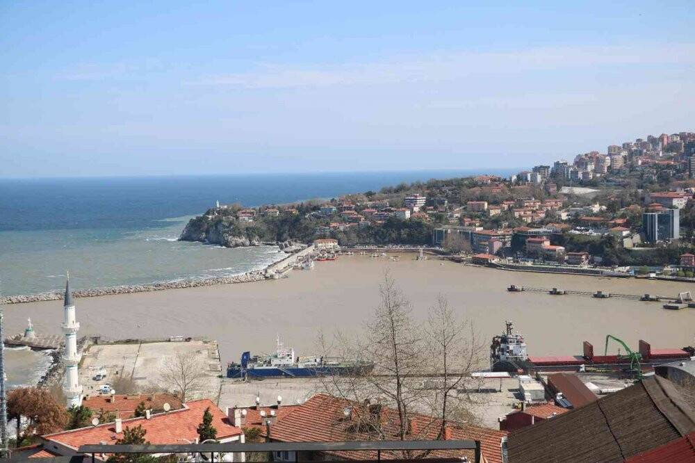 Şiddetli yağış sonrası liman sarıya boyandı