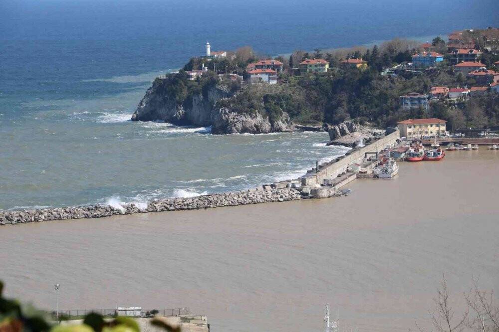 Şiddetli yağış sonrası liman sarıya boyandı