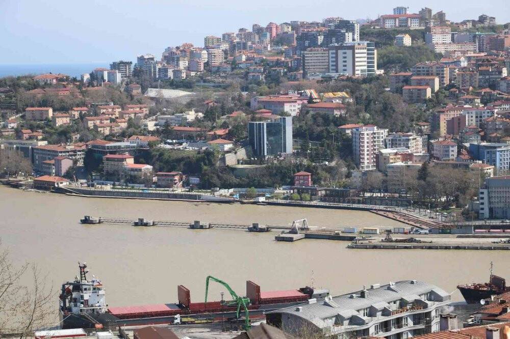 Şiddetli yağış sonrası liman sarıya boyandı