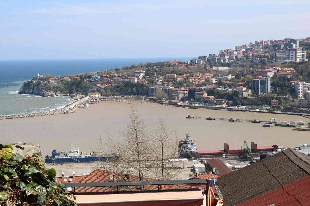 Şiddetli yağış sonrası liman sarıya boyandı