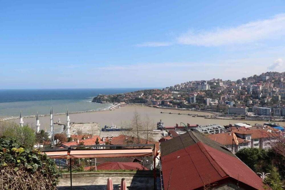 Şiddetli yağış sonrası liman sarıya boyandı