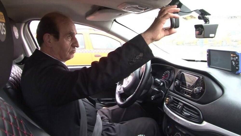 Yürekleri ısıtan görüntü: Taksici yaşlı kadını sırtında taşıdı