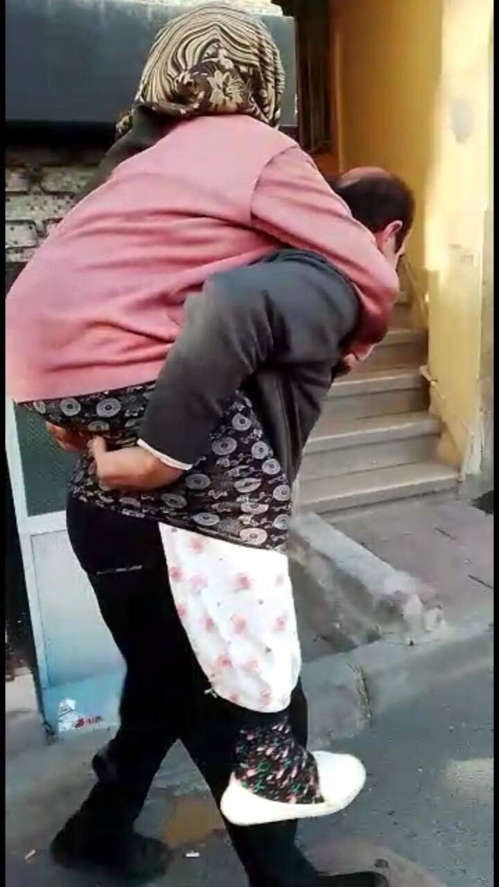 Yürekleri ısıtan görüntü: Taksici yaşlı kadını sırtında taşıdı