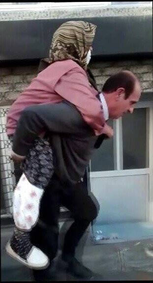 Yürekleri ısıtan görüntü: Taksici yaşlı kadını sırtında taşıdı