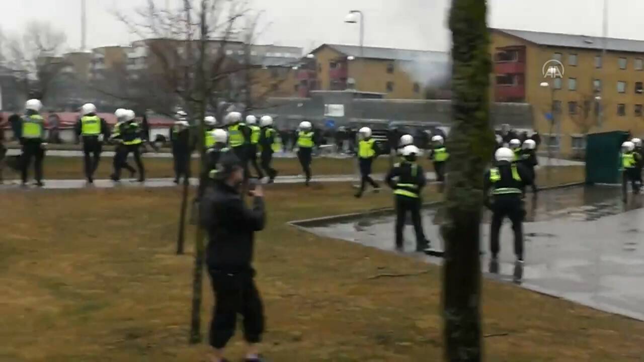 aa-20220414-27564815-27564813-stockholm-isvecte-polis-korumasi-altinda-kurani-kerim-yakma-provokasyonu-moments.jpg