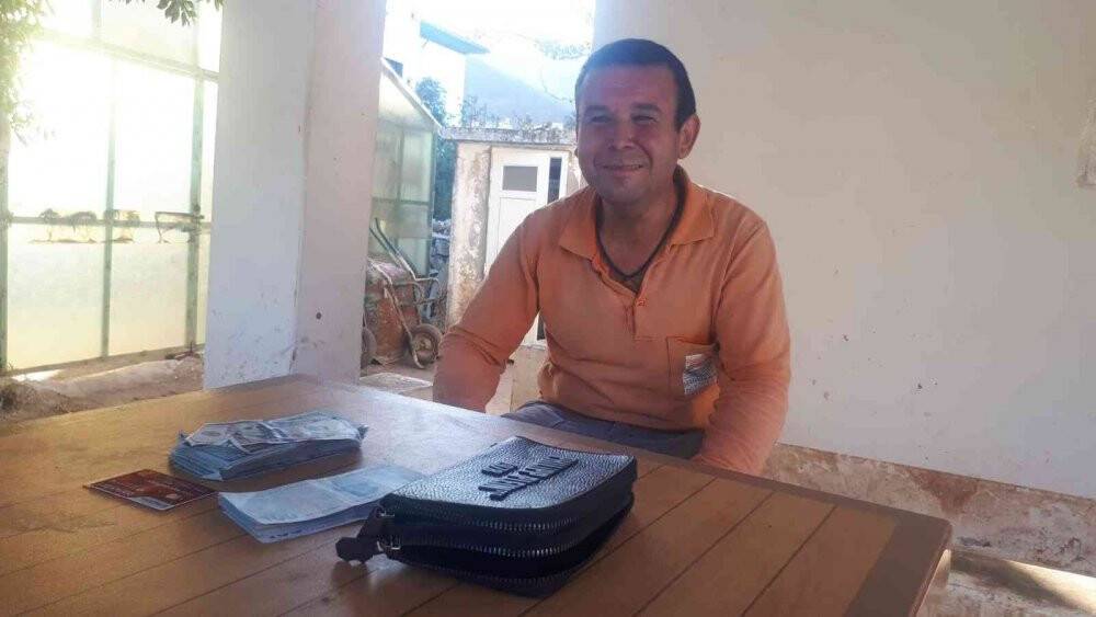 Çantasını bulan işçiye 400 dolar verdi