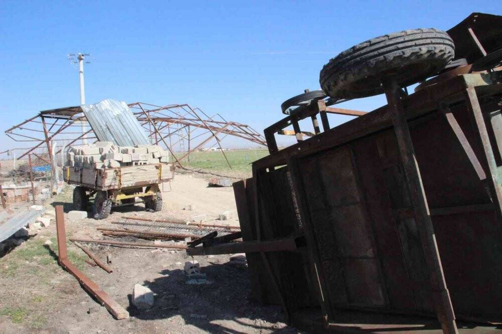 Çıkan hortum tonlarca ağırlığındaki çatıyı uçurdu