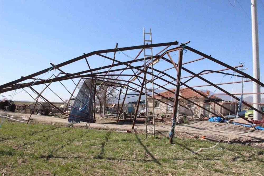 Çıkan hortum tonlarca ağırlığındaki çatıyı uçurdu