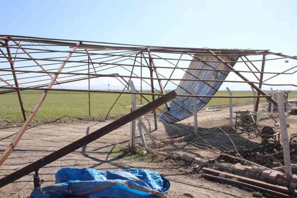 Çıkan hortum tonlarca ağırlığındaki çatıyı uçurdu