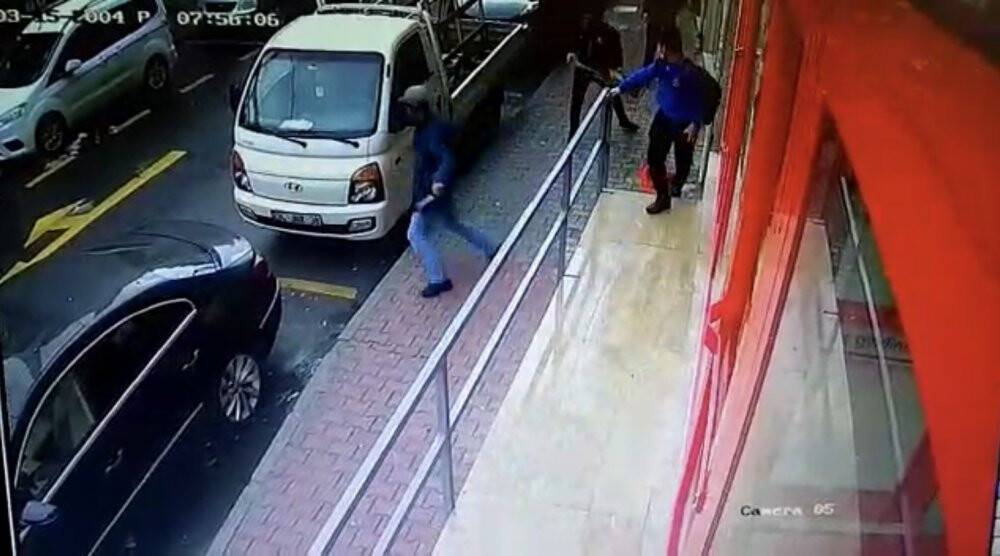 İstanbul’da dehşet anları: Bıçaklanan adam paletle kendini korumaya çalıştı