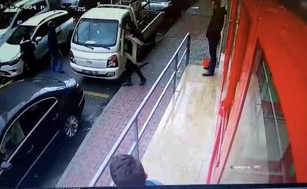 İstanbul’da dehşet anları: Bıçaklanan adam paletle kendini korumaya çalıştı