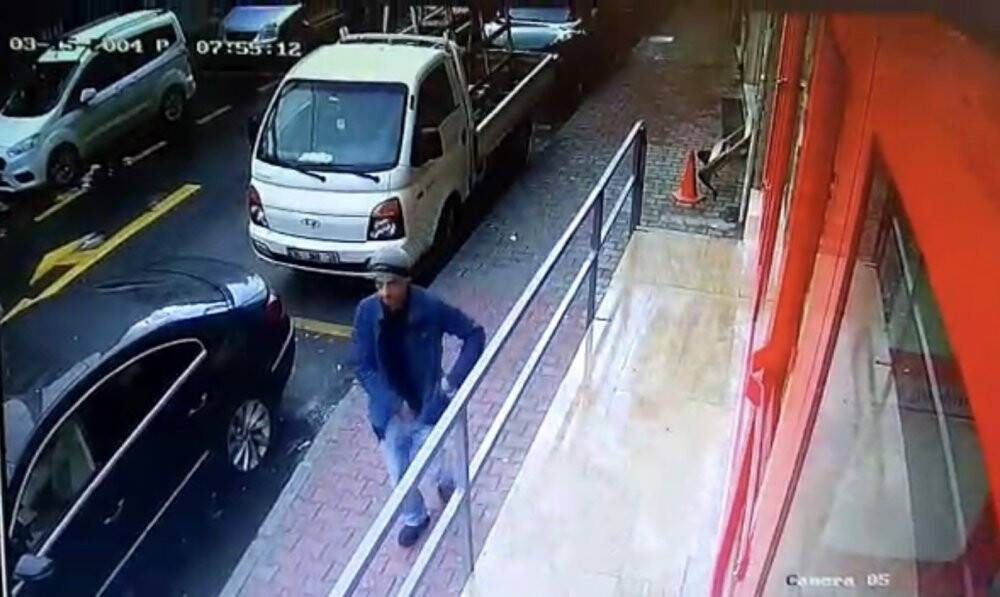 İstanbul’da dehşet anları: Bıçaklanan adam paletle kendini korumaya çalıştı