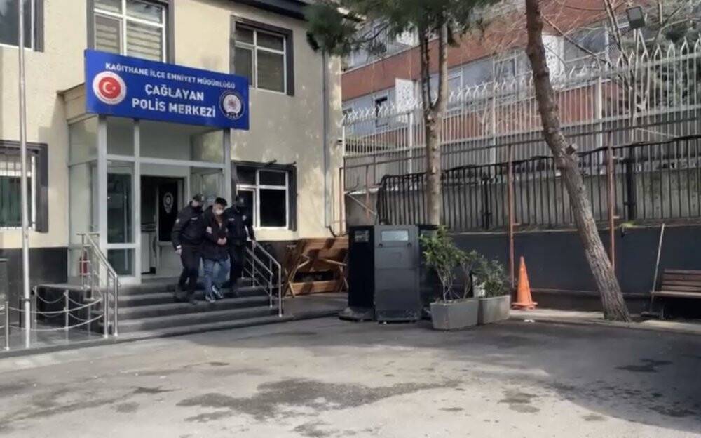 İstanbul’da dehşet anları: Bıçaklanan adam paletle kendini korumaya çalıştı
