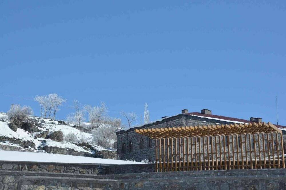 Kars eksi 13 ile dondu, ağaçlar kırağı tuttu