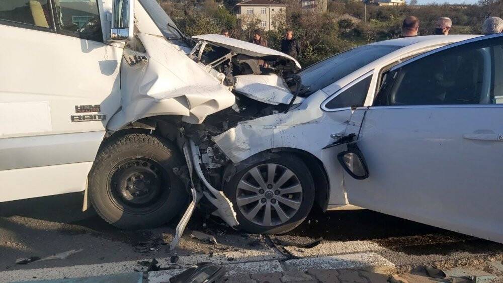 Karşı şeride geçen otomobil işçi servisine ok gibi saplandı