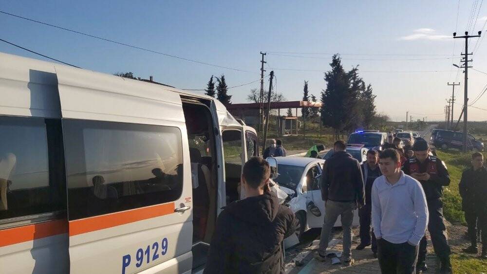 Karşı şeride geçen otomobil işçi servisine ok gibi saplandı