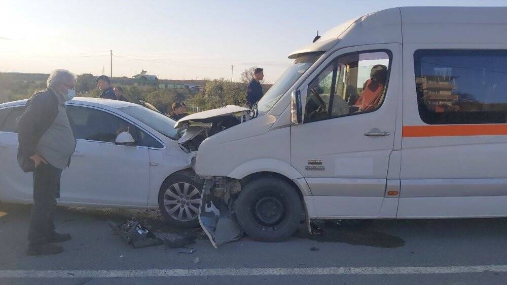 Karşı şeride geçen otomobil işçi servisine ok gibi saplandı