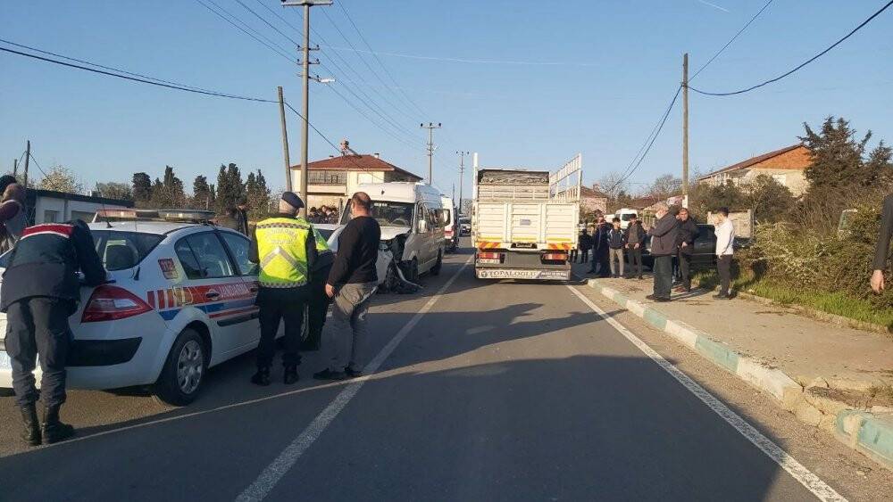 Karşı şeride geçen otomobil işçi servisine ok gibi saplandı