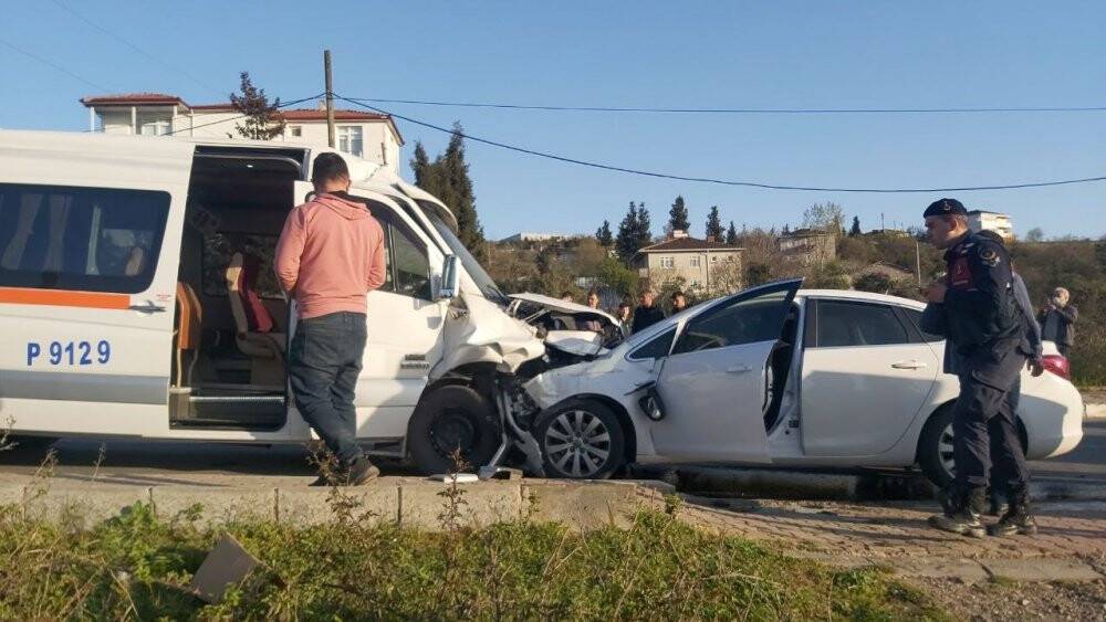 Karşı şeride geçen otomobil işçi servisine ok gibi saplandı