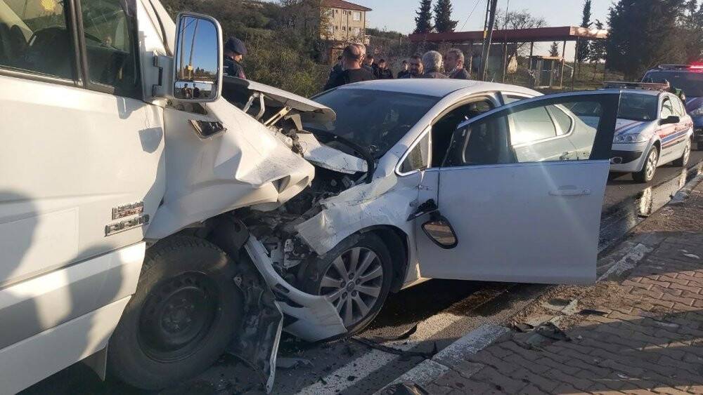 Karşı şeride geçen otomobil işçi servisine ok gibi saplandı