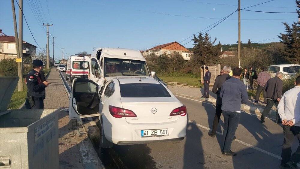 Karşı şeride geçen otomobil işçi servisine ok gibi saplandı