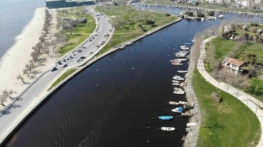 Küçükçekmece’de Menekşe Deresi kırmızıya büründü