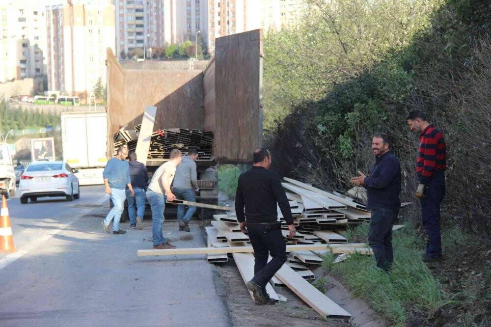 TEM’de kamyon devrildi, yola saçılan malzemeler trafiği kilitledi
