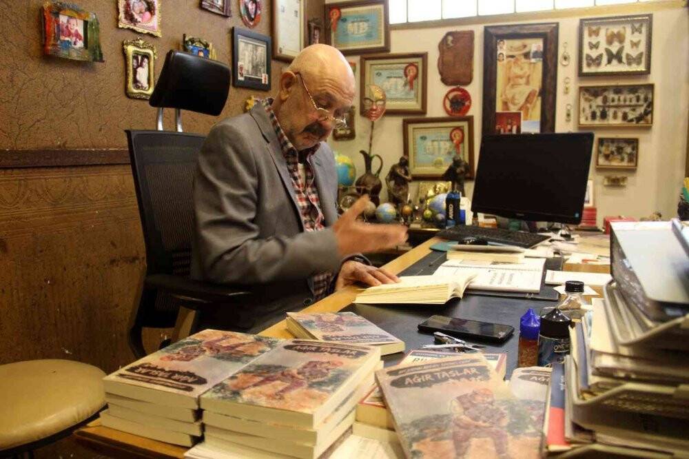 Ünlülerin özlü sözlerini derleyip kitaba dönüştürdü