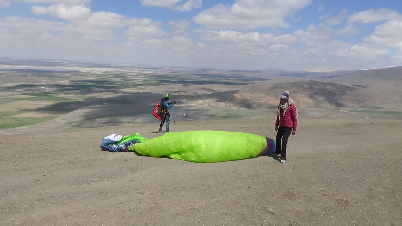 aa-20220415-27571481-27571474-goktepede-turistler-yamac-parasutu-yapma-keyfi-yasadi.jpg
