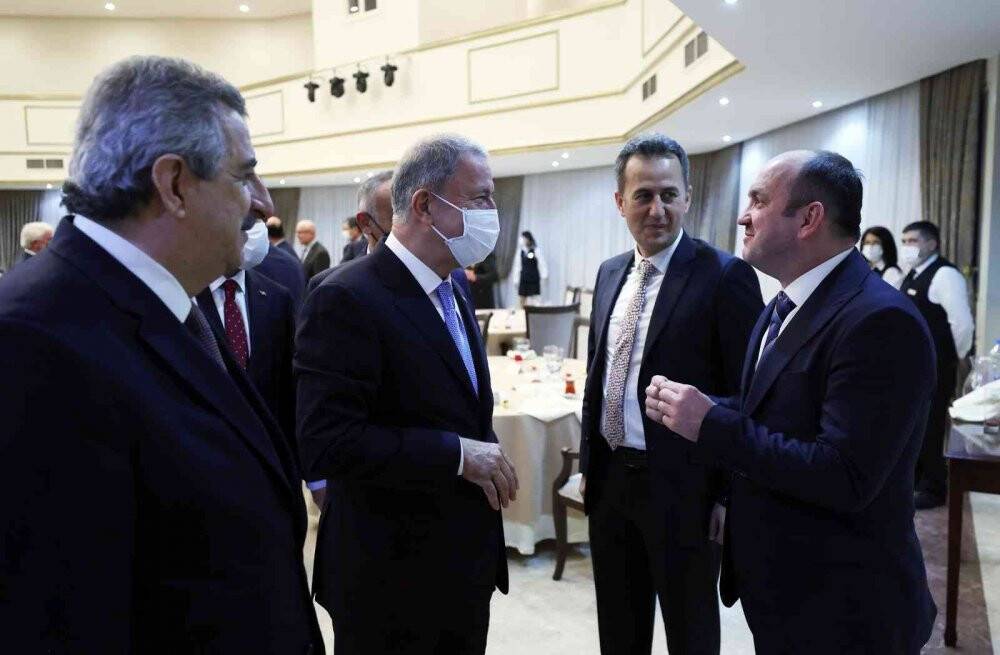 Bakan Akar; Komutanlar, Savunma Sanayi Şirketlerinin Temsilcileri ve Bakanlık Personeli ile iftar yaptı