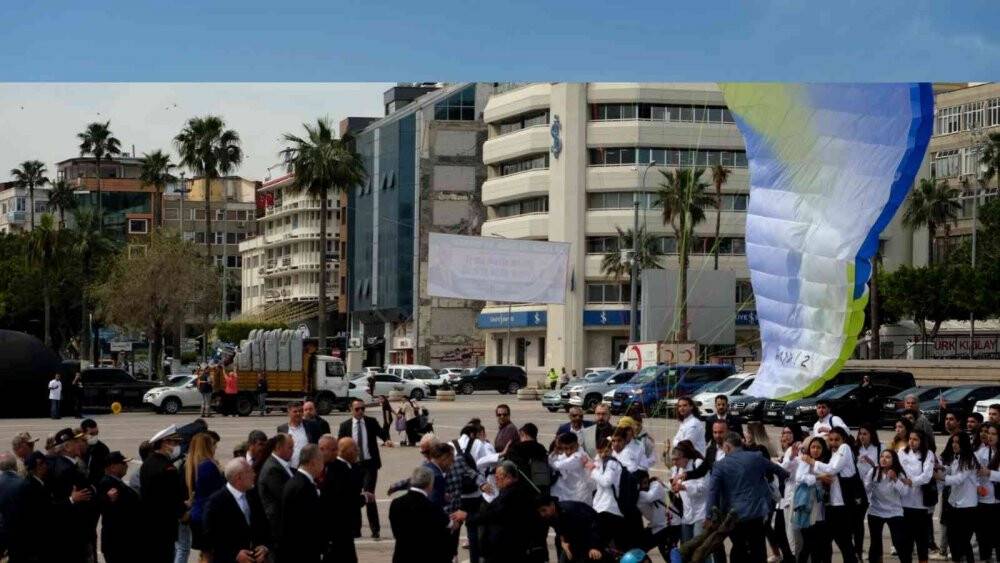 Yamaç paraşütçüsü protokülün üzerine indi