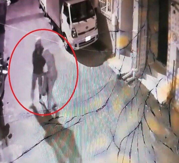 Balkondan hırsızın kafasına tabak yağdırdı