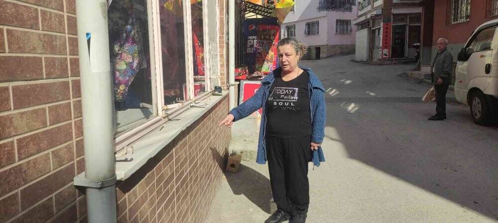 Balkondan hırsızın kafasına tabak yağdırdı