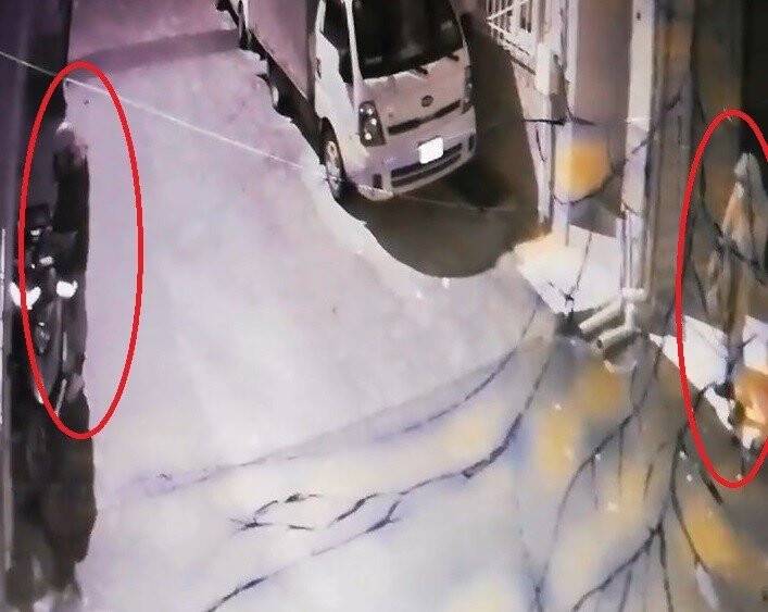 Balkondan hırsızın kafasına tabak yağdırdı