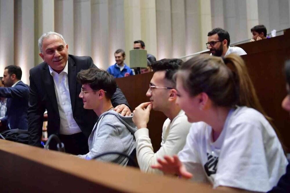 Cumhurbaşkanı Sözcüsü İbrahim Kalın Fatih Merkez Kütüphanesi’nde gençlerle bir araya geldi