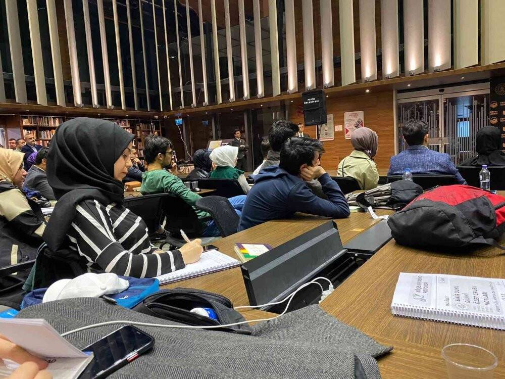 Cumhurbaşkanı Sözcüsü İbrahim Kalın Fatih Merkez Kütüphanesi’nde gençlerle bir araya geldi