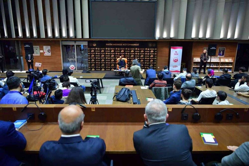 Cumhurbaşkanı Sözcüsü İbrahim Kalın Fatih Merkez Kütüphanesi’nde gençlerle bir araya geldi